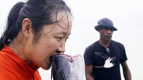 第10期：侣行夫妇生吃金枪鱼