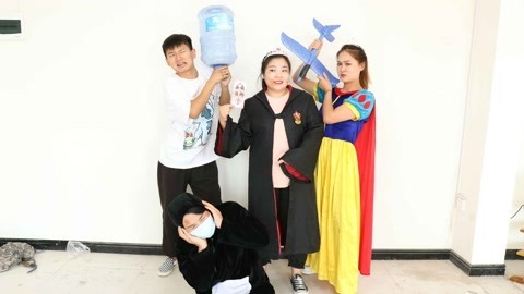 黑衣人合成“疼痛转移卡”打自己巴掌，结果小晴却变的鼻青脸肿