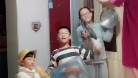 家庭版乐队，指挥笑场了