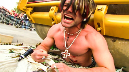 国外最惊悚的魔术表演，开压路机碾压男人的身上，居然都没有受伤