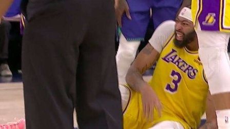 NBA热辣资讯 浓眉受伤在员工通道支撑不住倒地！这一幕看的真的好心疼呀！