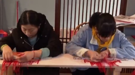 四川一残障手艺人用3000丝篾编出雪容融