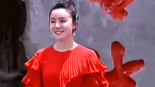 中国情歌汇 李佳丹演唱风格多变 当地民歌引发全场互动