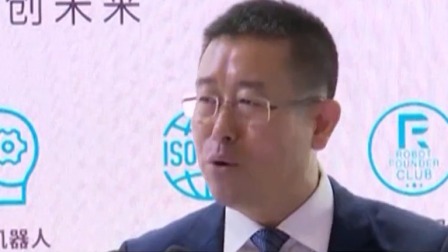 每日新闻报 新生开学军训 烈日暴晒一人
