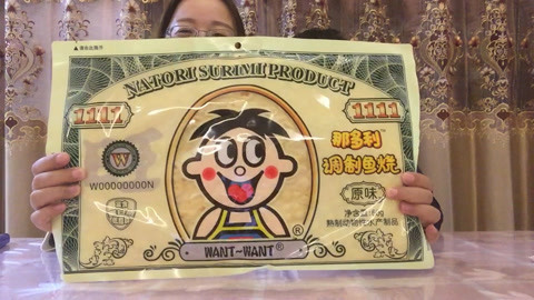 梁小轩和轩妈试吃各种美食 试吃超大的旺旺大鱼烧