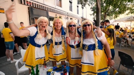 欧洲杯球迷玩疯了！男球迷穿女装化妆助威，有点辣眼睛