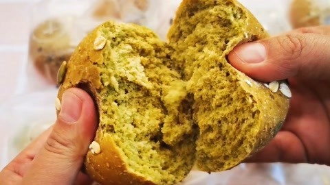 梁小轩和轩妈试吃各种美食 超级好吃的粗粮欧包