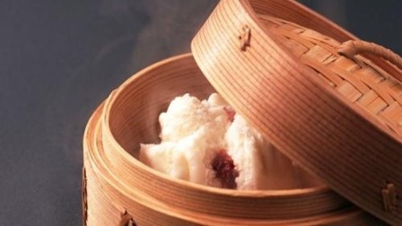 包子铺生意火爆 蒸笼堆到二楼阳台