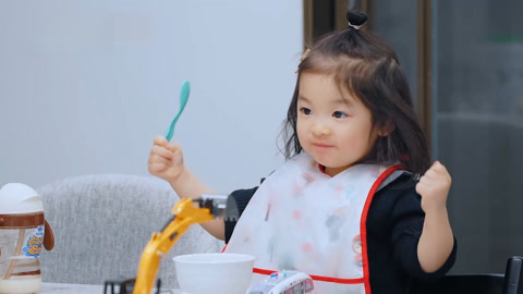 小伊芙吃饭要观众 佳佳和小狗嬉闹甜度爆表