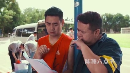 陈翔六点半 土豪犯二当街狂洒人民币 08
