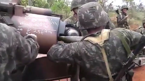 我要见湿座之湿妹来了 实拍巴西炮兵练习重炮射击