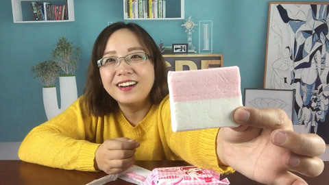 梁小轩和轩妈试吃各种美食 试吃卫生巾棉花糖