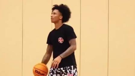NBA热辣资讯 米奇威廉姆斯深夜跟训练师训练！这身体天赋真的是太强了！