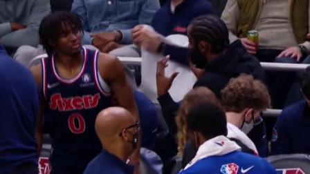 NBA热辣资讯 哈登现场观战化身哈教练！场下指导马克西见奇效连得14分！
