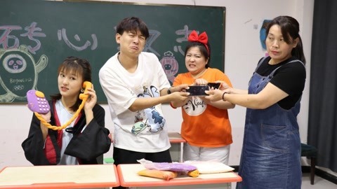 美女家务事 学生的手机被没收，没想小晴自制粘土电话套路老师，太逗了