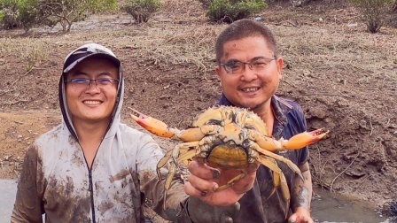 思乡渔夫赶海 赶海发现个大洞，小伙伸手试探了下，直接被夹掉一块皮，太狠了！