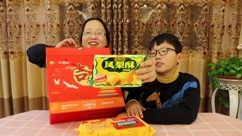 梁小轩和轩妈试吃各种美食 徐福记年货礼盒