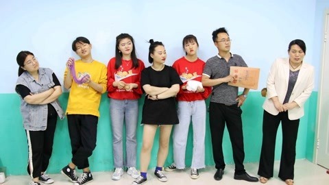 美女家务事 老师让同学们请家长
