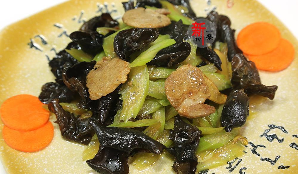 新一条美食 这两种菜一起炒，不仅味道好，而且还有降脂排毒的作用，一定多吃