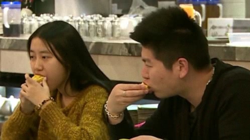 人气美食 欢腾元宵 豫园花灯凑热闹