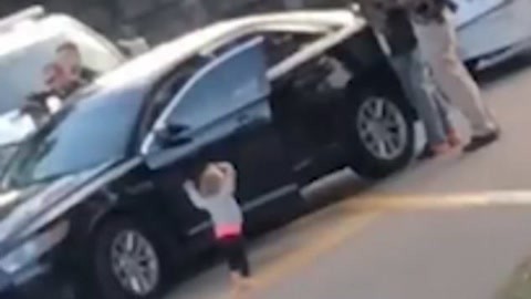网罗天下 两岁女儿举起双手学投降