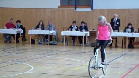 肤白貌美萝莉玩自行车 宅男默献膝盖