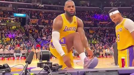 NBA热辣资讯 你见过这么嚣张的詹姆斯吗？竟然脚踩技术台在绑鞋带！