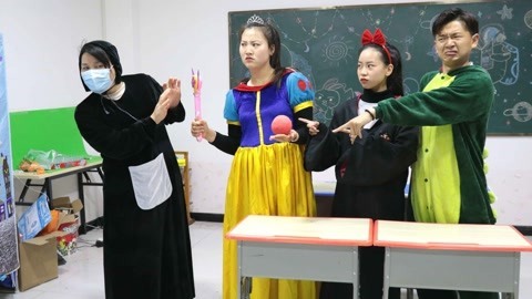 学生的粘土玩具被黑衣人抢走，小小帮忙要回来，却被误会是小偷