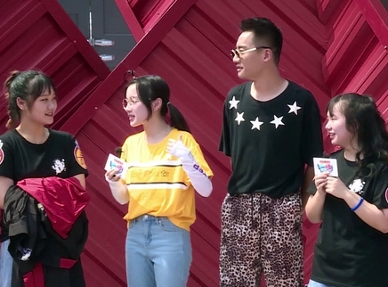 摇啊笑啊桥 第二季 帅气小哥哥上演“时装秀”