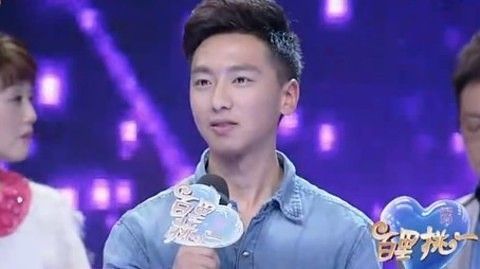百里挑一 两女争抢单车男 白人高富帅被拒赠钻戒
