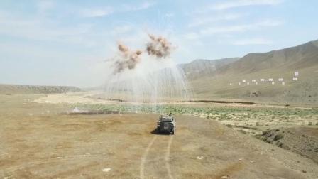 青蜂侠 大漠戈壁炮兵跨昼夜实弹射击 炮火震天宇 尘波如涟漪