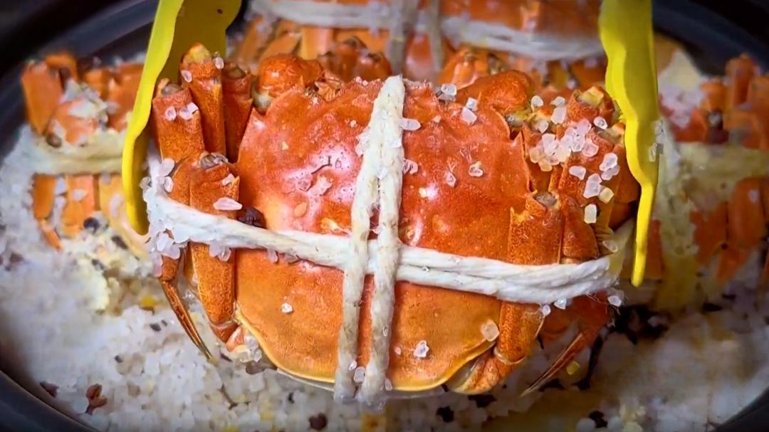 人气美食 秋季餐桌美味 盐焗大闸蟹