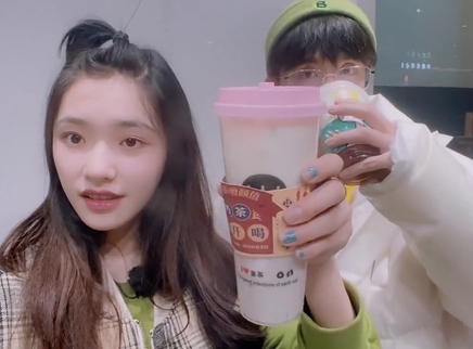 我家那闺女2 闺女日记 第21期：林允张新成喝奶茶打卡