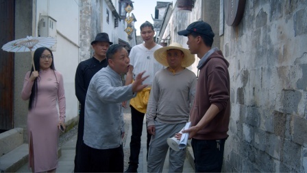 剧组在村里拍戏，村长收场地费，还让侄子参演重要角色