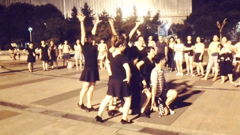 唱罢吹灯 八个大妈一个小伙，魔性广场舞《美美哒》