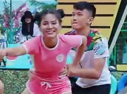 摇啊笑啊桥 恐龙队抱西瓜上阵