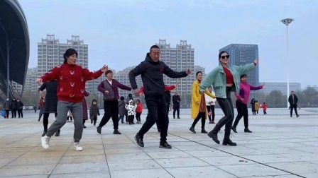 青青世界广场舞 内黄公园一大叔带姐妹跳舞火了