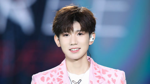 与粉丝亲切打招呼