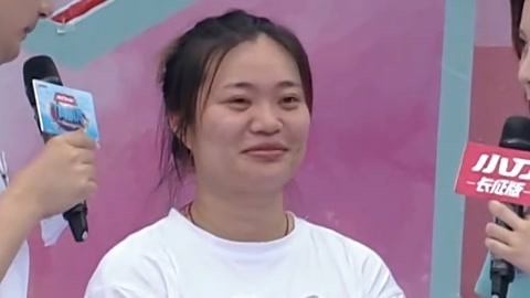 女孩抢冲冲侠帽子 选手赛场偶遇小学同学