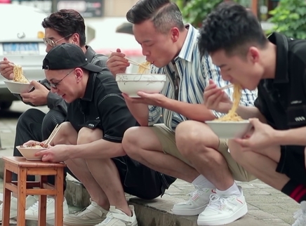 中餐厅4吃播VLOG 第5期：张亮林述巍蹲路边吃面