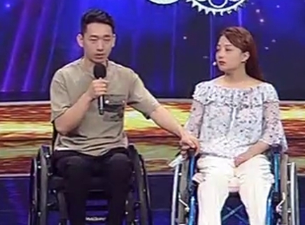 跨时代战书 父母白天照顾儿子晚上赚医药费