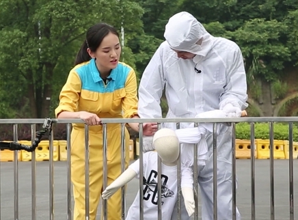 新闻大求真 儿童头卡护栏如何快速脱身？