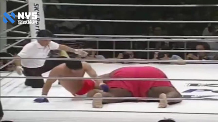 体重相差400斤！100斤的精瘦小伙与500斤的大胖子对战，仿佛一座“肉山”扑过来