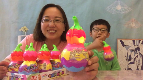 梁小轩和轩妈试吃各种美食 试吃神奇的发光葫芦