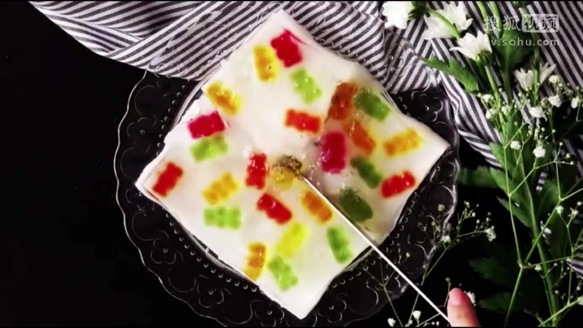 美&middot;食 用QQ软糖就能做出弹力十足的果冻，孩子的最爱