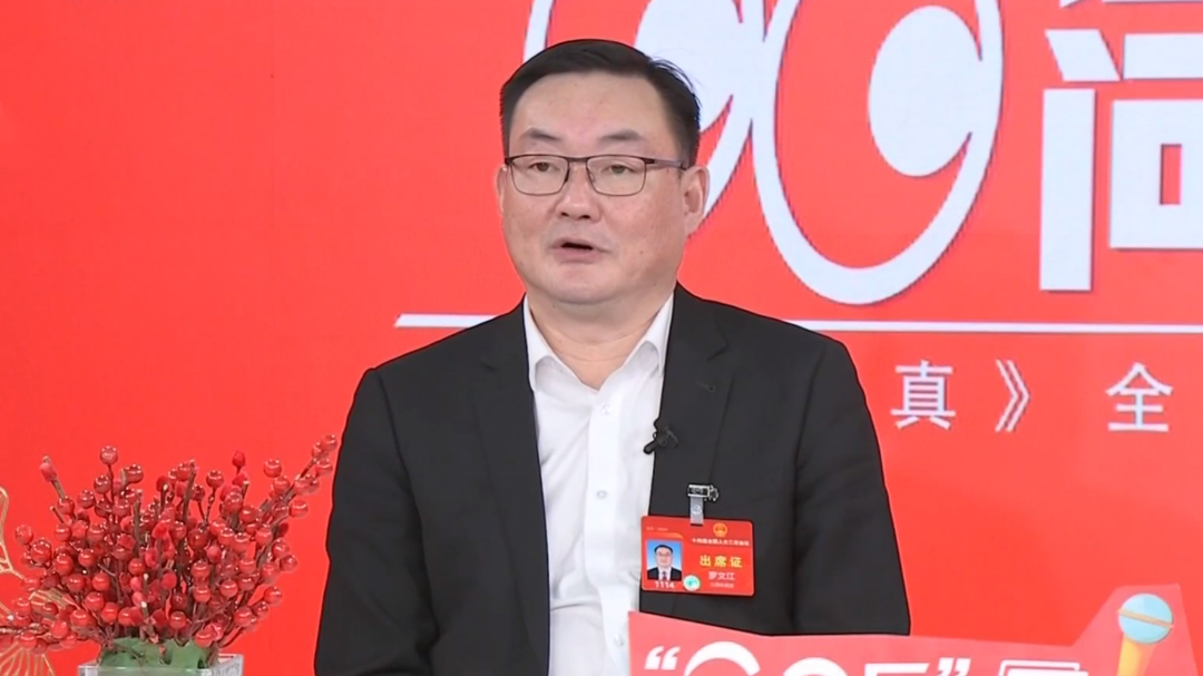 社会传真 “00后”问两会——产业发展 “潮”向未来