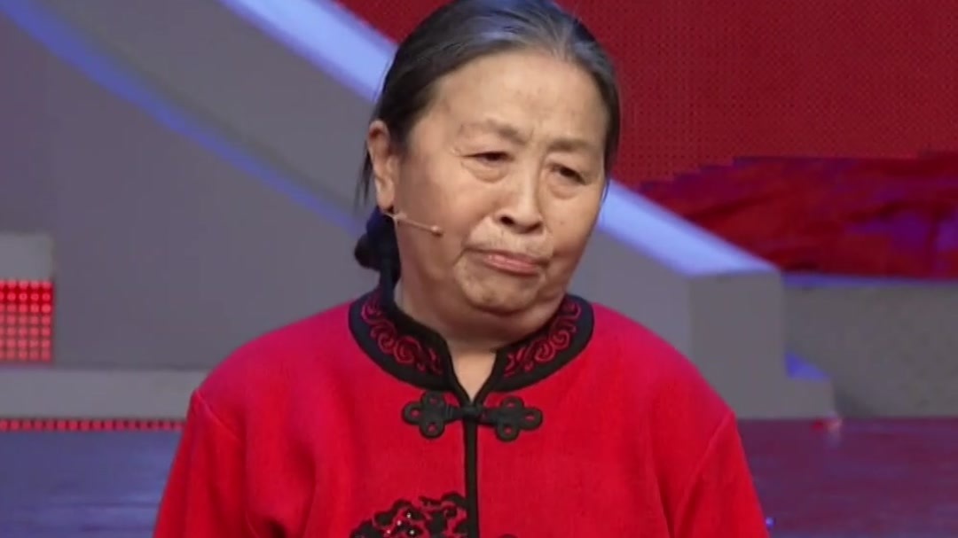 张少华化身洋气老太 和老战友聚会全城轰动