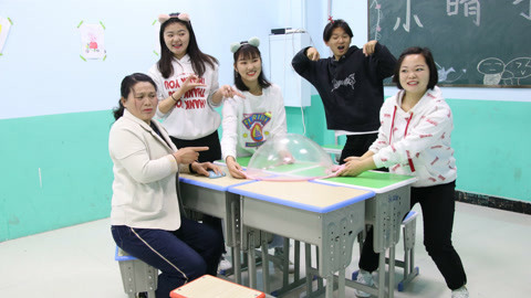 美女家务事 两位老师为争自习课