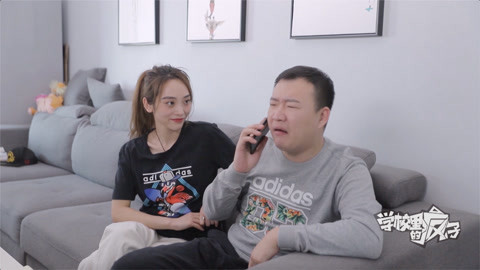 学校里的疯子 不在乎男友和前女友聊天