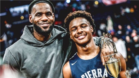 NBA热辣资讯 NBA没戏了？就布朗尼这二轮秀水平，高层：还好有老詹保驾护航
